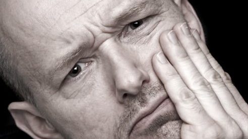 Behandlung von Zornes und Stirnfalten